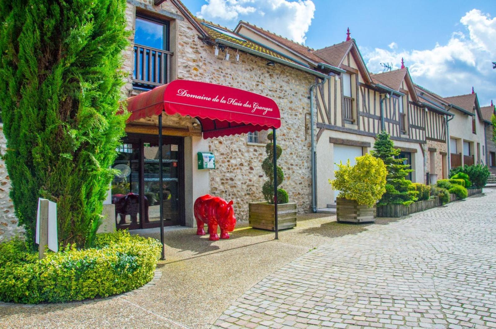 Domaine De La Haie Des Granges Hotel Menilles Exterior photo